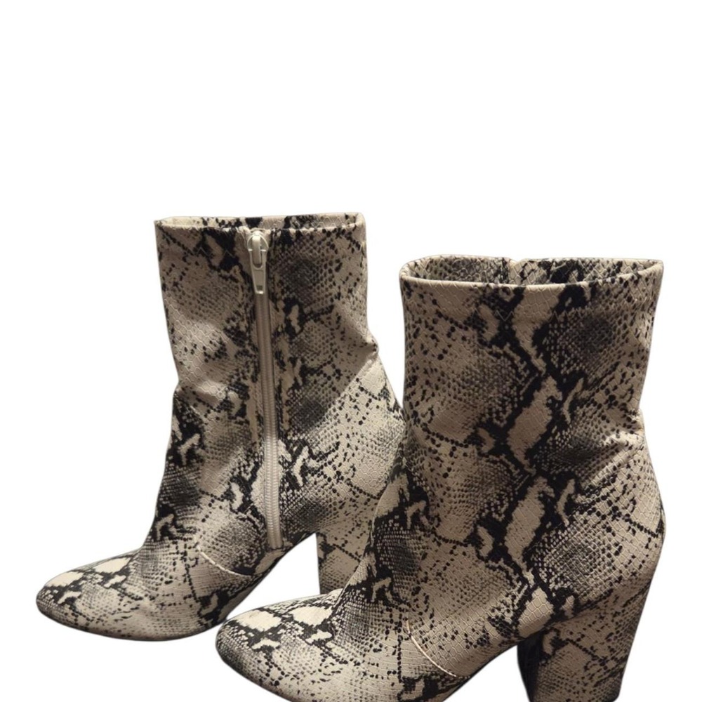 Steve Madden snakeskin print ankle boots in a size 9.5